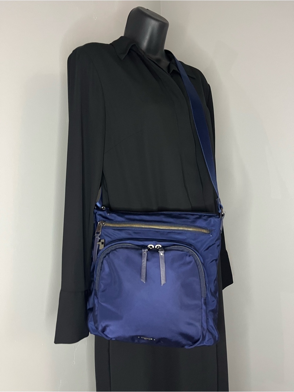 TUMI Voyageur Carmel Crossbody Bag in Midnight/Deep Navy - Picture 13 of 13